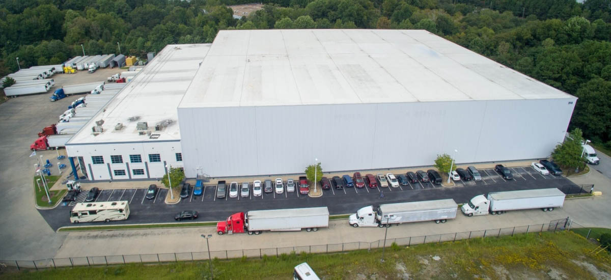 Aerial view of a Airsun Express Logistics cold storage facility in Atlanta, Georgia, showcasing expansive infrastructure and multiple loading docks for efficient operations.