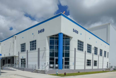 Exterior view of Airsun Express’s Doolittle facility in Jacksonville, showcasing the modern design of the cold storage warehouse under a cloudy sky.