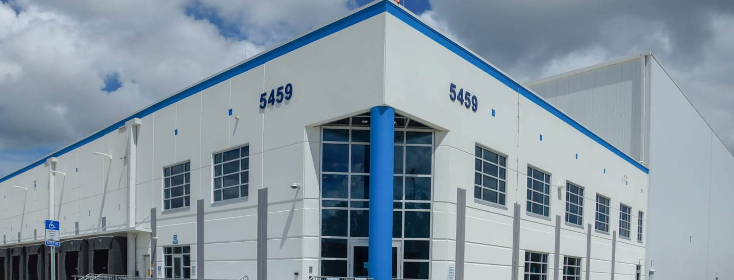 Exterior view of Airsun Express’s Doolittle facility in Jacksonville, showcasing the modern design of the cold storage warehouse under a cloudy sky.