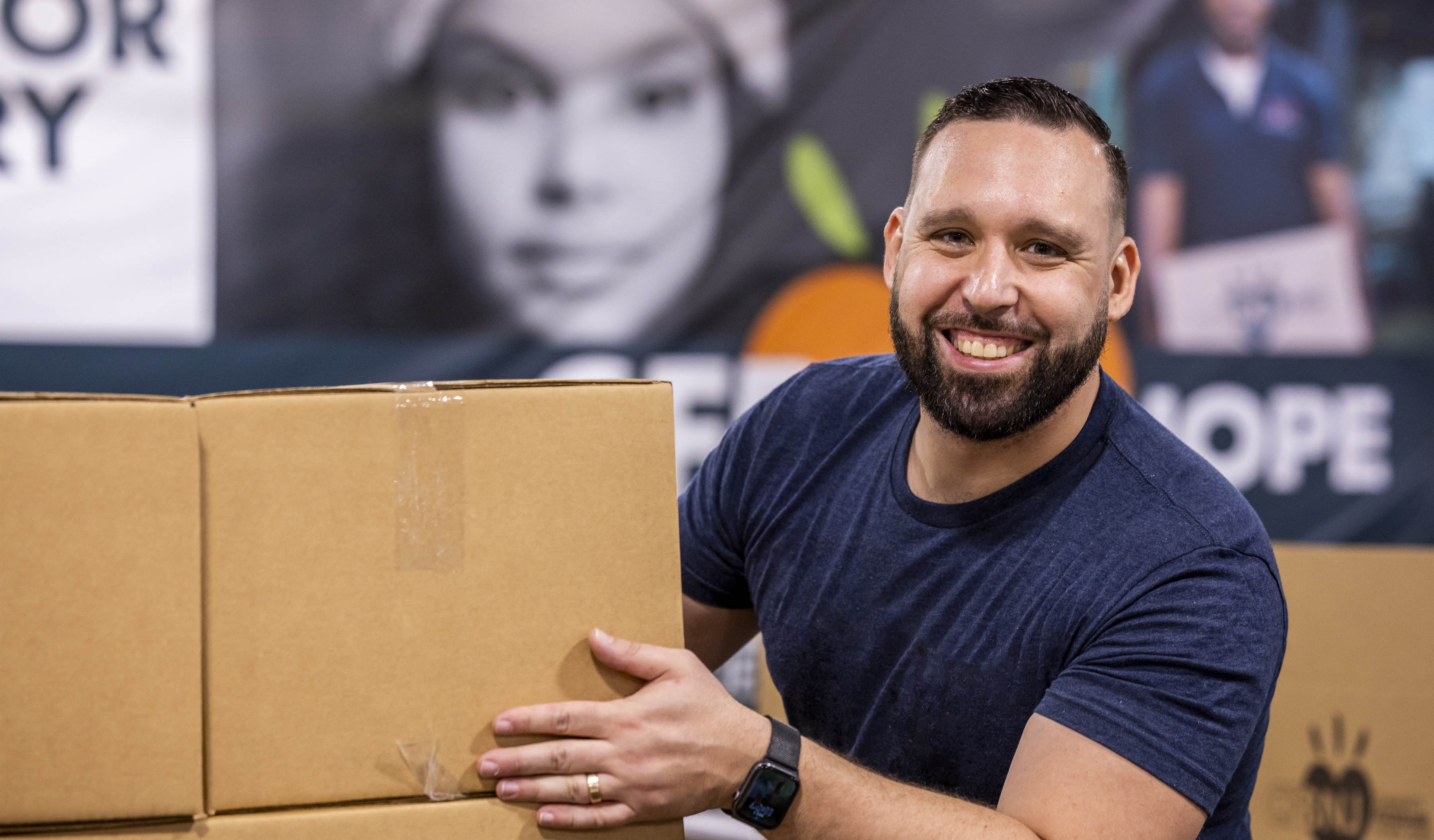 Airsun Express Foundation for Good team member volunteer packing meals for families experiencing hunger or food insecurity.