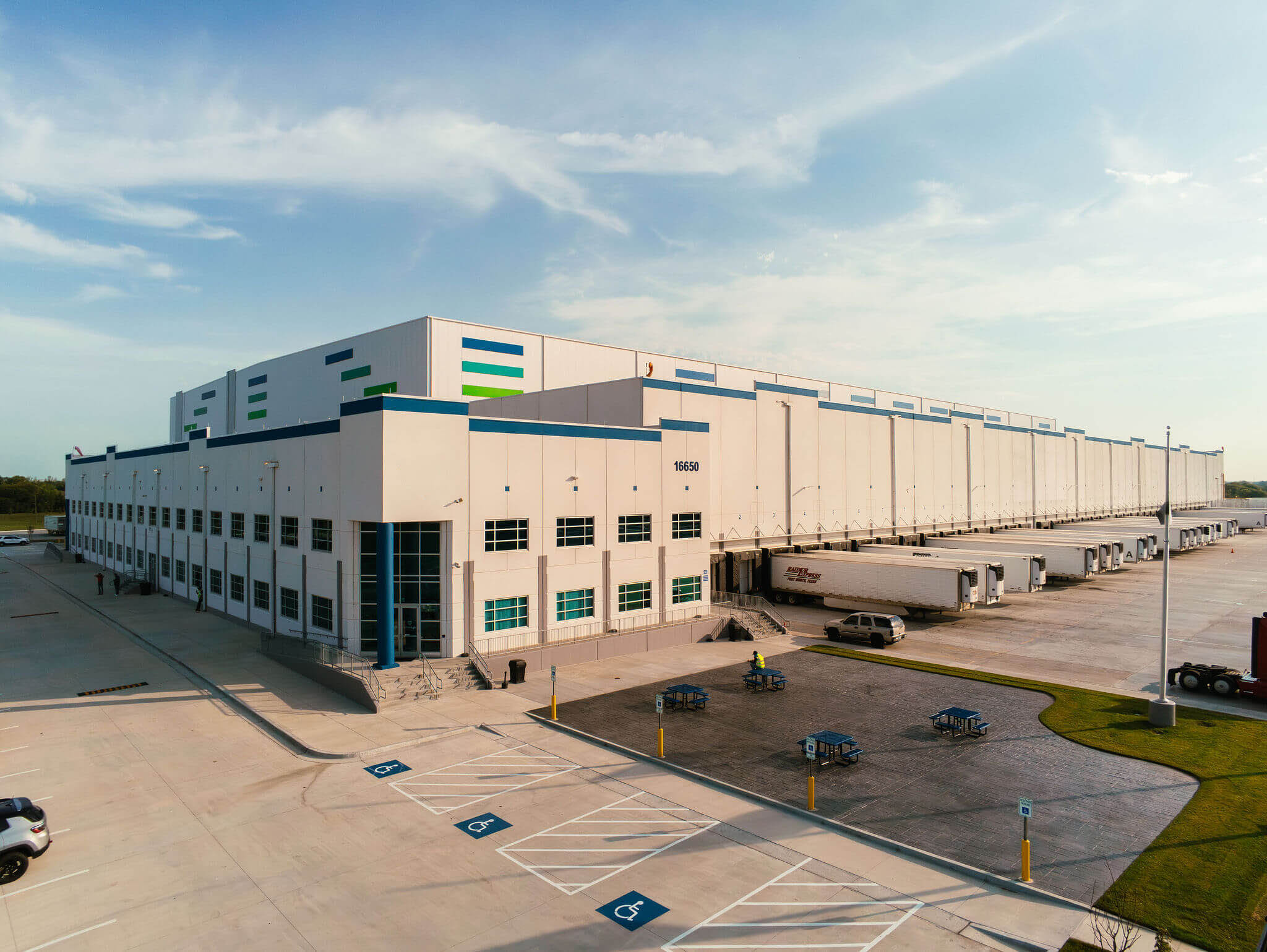 Exterior shot of Airsun Express's fully automated Olathe cold storage warehouse in Olathe, KS.